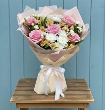 Букет цветов из:  Гвоздики, Орхидеи и Розы в Петропавловке Республики Бурятия