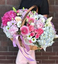 Цветочная композиция из Розы, Хризантемы, Пионы и Лизиантусы в корзине в Петропавловке Республики Бурятия
