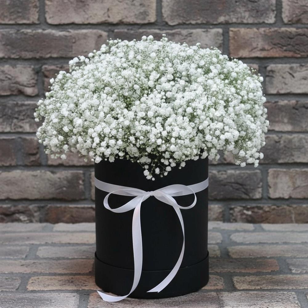 Цветочная композиция из Гипсофила в шляпной коробке в Петропавловке Республики Бурятия