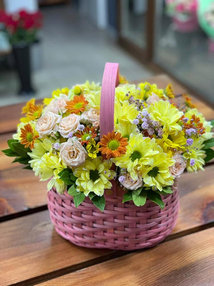 Цветочная композиция из Хризантемы и Розы в корзине в Петропавловке Республики Бурятия