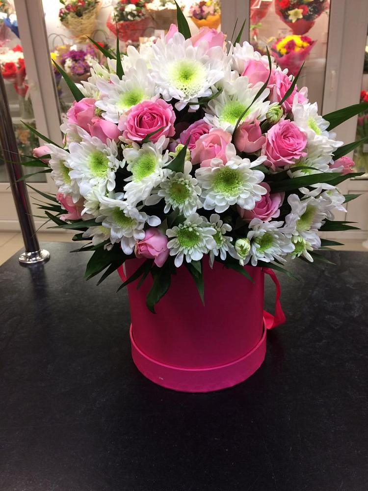 Цветочная композиция из Розы и Хризантемы в шляпной коробке в Петропавловке Республики Бурятия