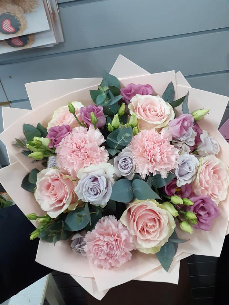 Букет цветов из: Розы, Гвоздики и Лизиантусы в Петропавловке Республики Бурятия