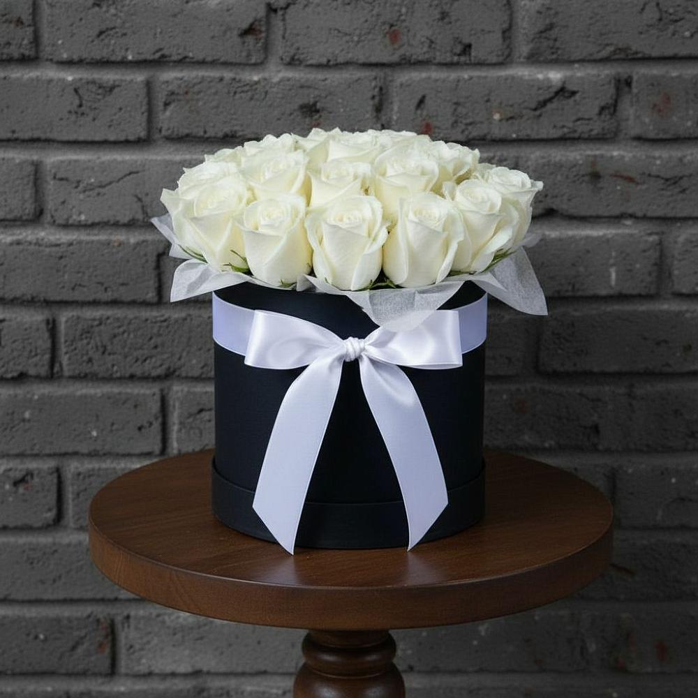 Цветочная композиция из Розы в шляпной коробке в Петропавловке Республики Бурятия